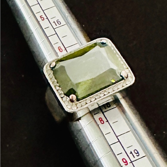 Heavy Silvertone Ring w/Rectangular Green Stone Size 6 ¾ - Picture 2 of 8